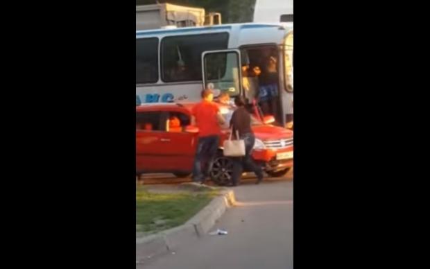В Одесі побилися водії. Скрін відео.