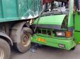 Маршрутка врізалась у вантажівку: В ДТП на Дніпропетровщині постраждало багато людей (фото)