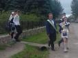 На Західній Україні скандал: Випускники шкіл одягли радянську форму
