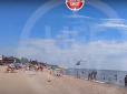 До води лишалось кілька метрів: У Маріуполі вертоліт ЗСУ влаштував переполох на пляжі (відео)