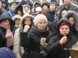 На колінах, з портретом російського царя: Віруючі УПЦ МП влаштували безстроковий молебень під стінами Верховної Ради, 