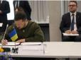 Зізнався, що дуже погіршився зір: Президент Зеленський уперше з'явився на людях в окулярах